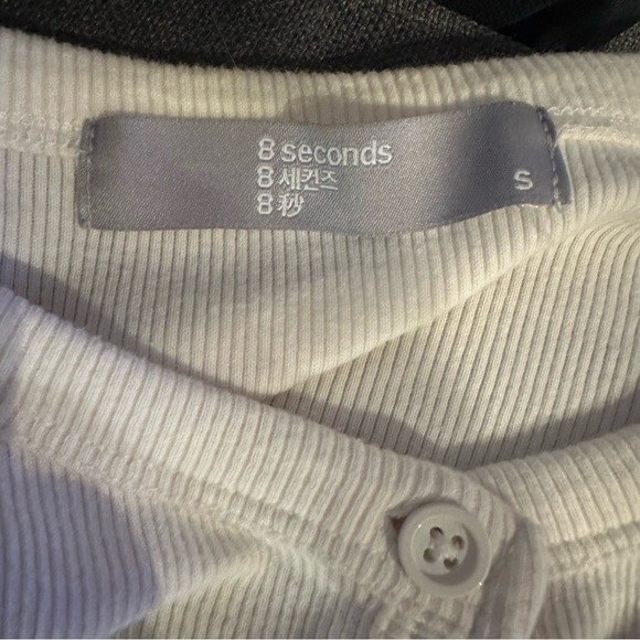 8 seconds | women's small white Button-Up Short Sleeve Top with ruffles - Picture 6 of 8